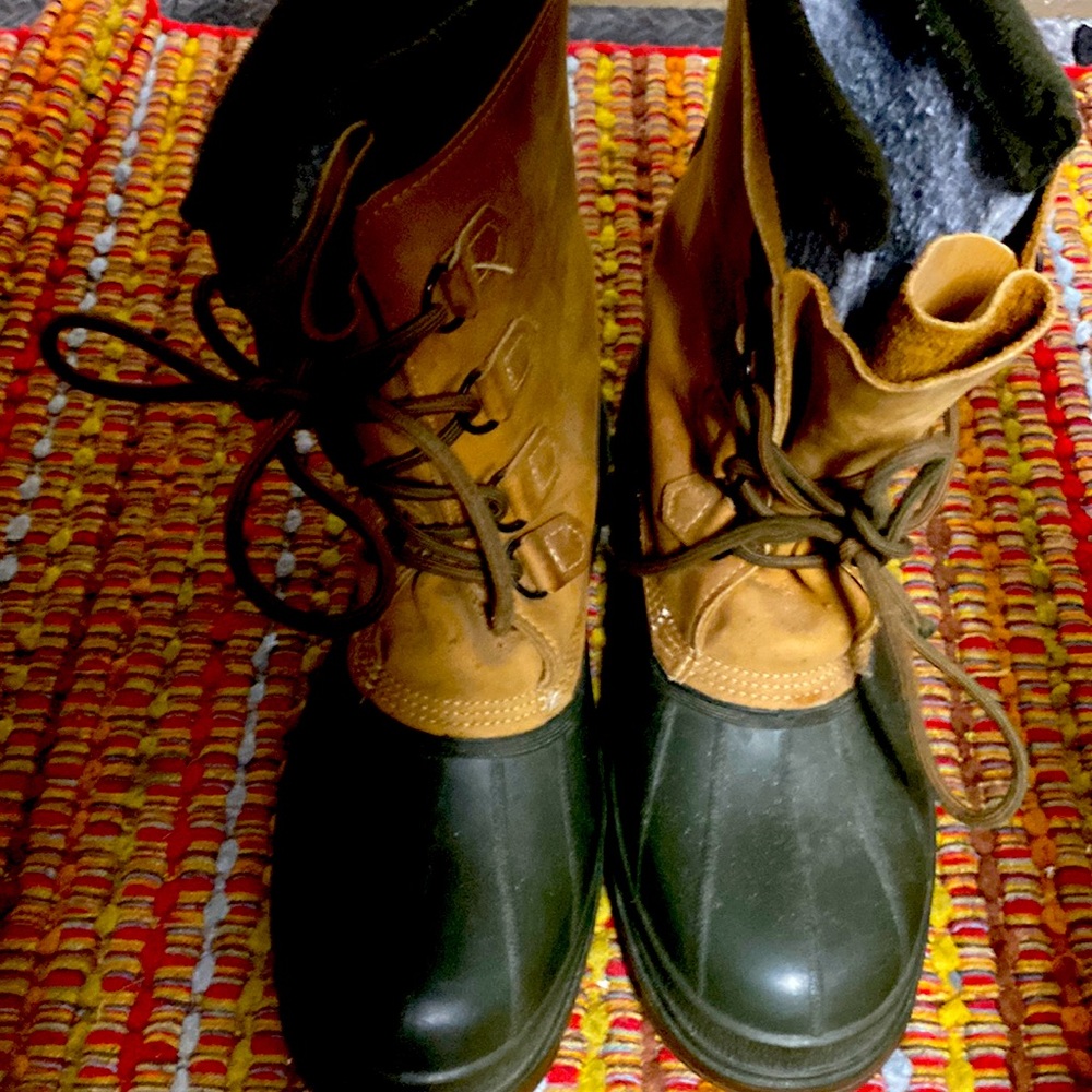 L.L. Bean Mens Boots Insulated Leather Size 12 -like new condition. Olive/brown